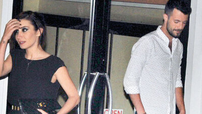 Horoz ve tavuk baş başa!