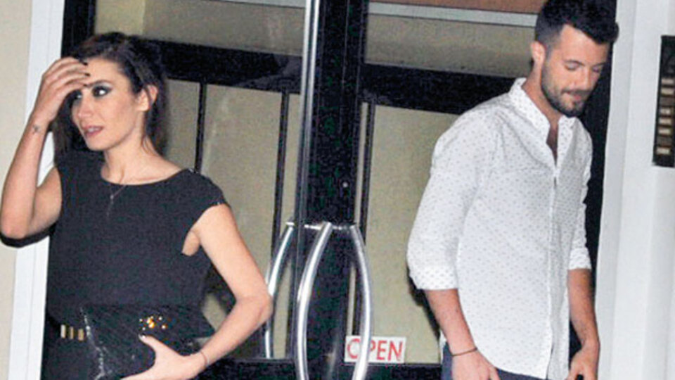 Horoz ve tavuk baş başa!