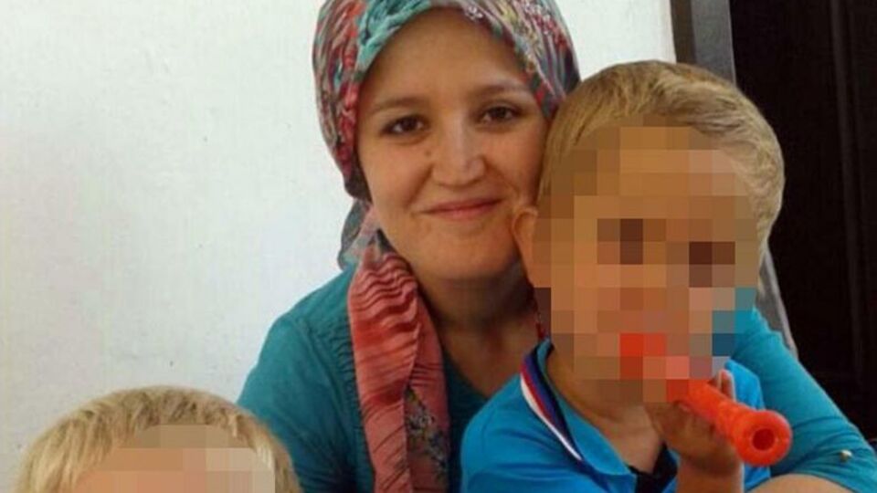 Eşini bıçaklayarak öldürdü