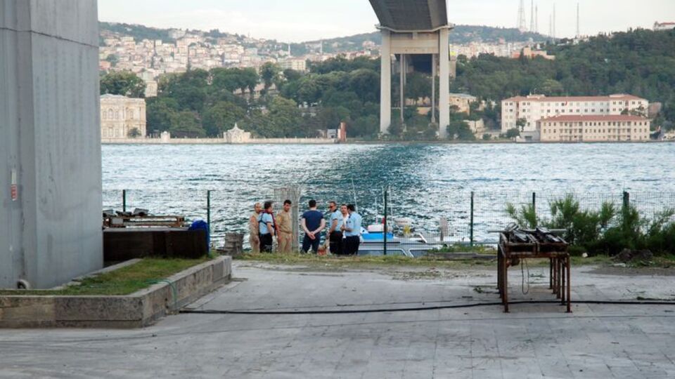 Motosikletini park etti, köprüden atladı!