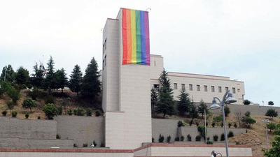 ABD Başkonsolosluğu'na LGBTİ bayrağı