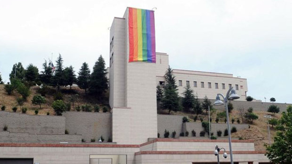 ABD Başkonsolosluğu'na LGBTİ bayrağı