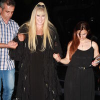 Zerrin Özer ayağa kalktı!