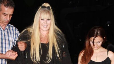 Zerrin Özer ayağa kalktı!