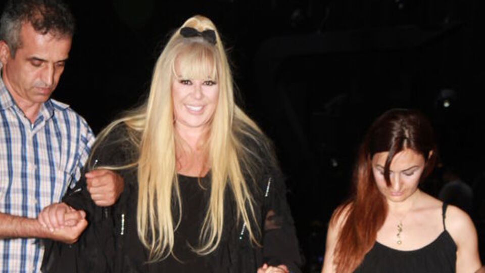 Zerrin Özer ayağa kalktı!