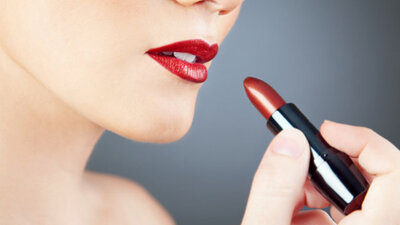 Kırmızı ruj bakın erkekleri nasıl etkiliyor...