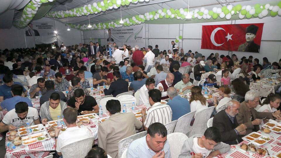 Genç işadamları 1000 kişilik iftar yemeği verdi