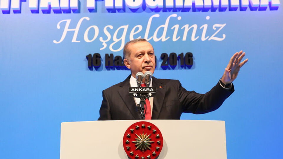 Polislerle iftar yemeğinde 'Paralel Yapı' mesajı