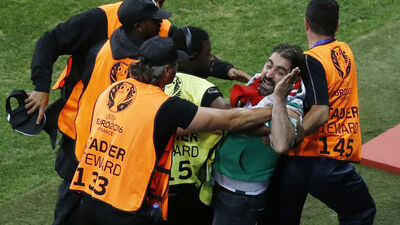 Türk taraftar sahaya girdi ve...