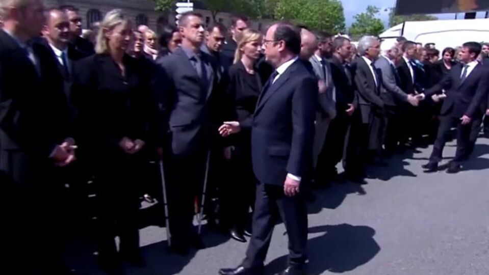 Cumhurbaşkanı'yla Başbakan'ın eli havada kaldı...