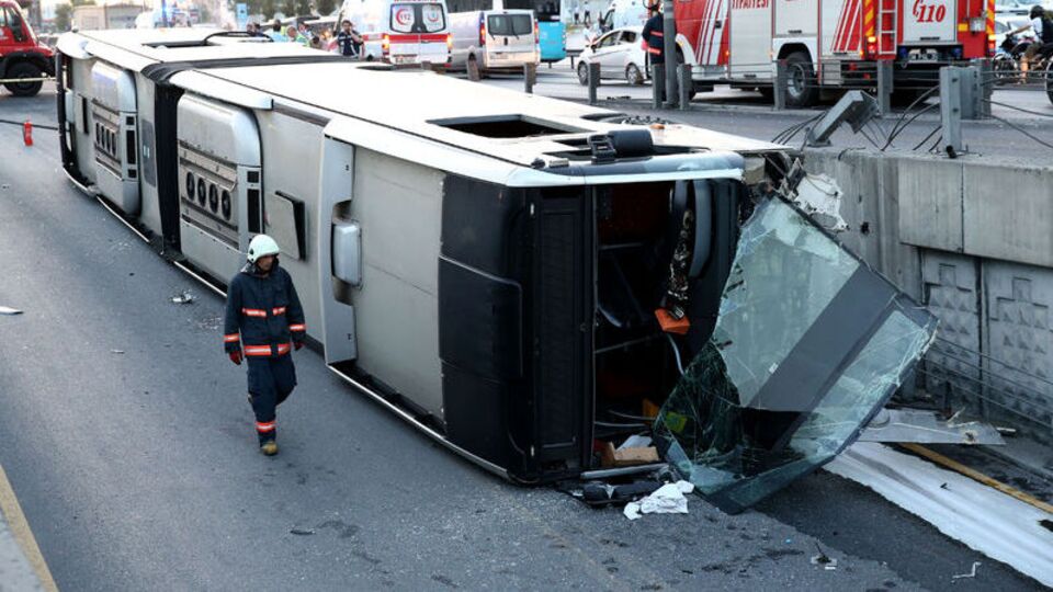 Cevizlibağ'da metrobüs devrildi! Yaralılar var