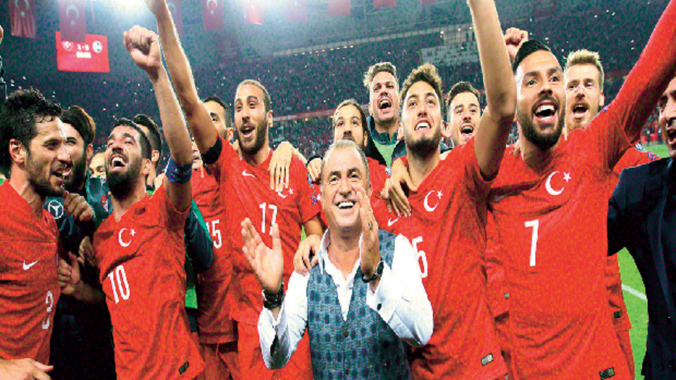 Taraftarın kafası karışık Hangi şarkıyı söyleyeceğiz?