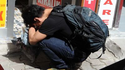 Koreli plakçı dükkanını kapatarak gitti