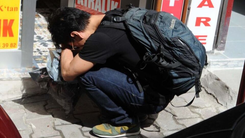 Koreli plakçı dükkanını kapatarak gitti