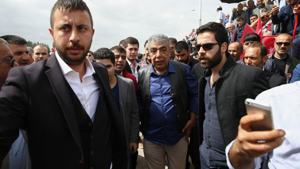 Otel önünde gerginlik çıktı!