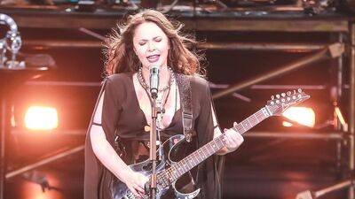 Şebnem'den elektro şov