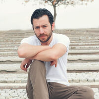 Ünlü oyuncuyu 'silkeleyip' soydular