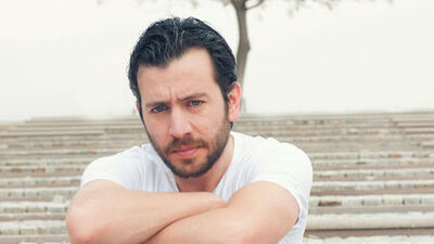 Ünlü oyuncuyu 'silkeleyip' soydular