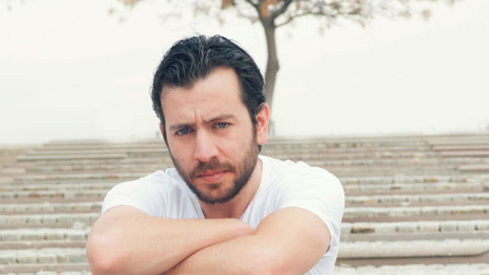 Ünlü oyuncuyu 'silkeleyip' soydular