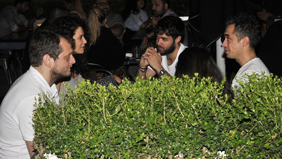 Flaşlar patladı sohbet yarım kalmadı