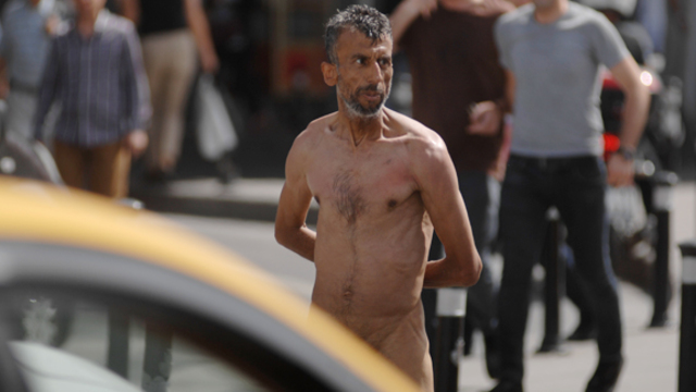 Mecidiyeköy'de çıplak vatandaş şoku