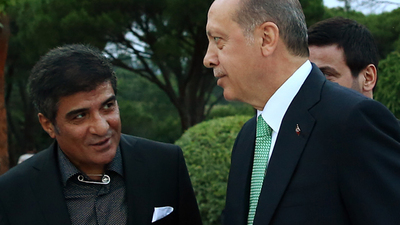 Kravat yerine çengelli iğne taktı