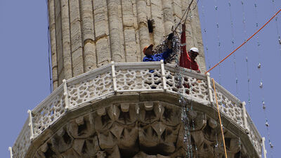 Mahya ustalarının minare şerefesindeki zorlu mesaileri