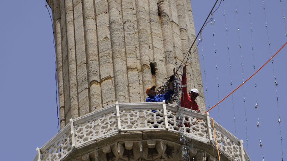 Mahya ustalarının minare şerefesindeki zorlu mesaileri
