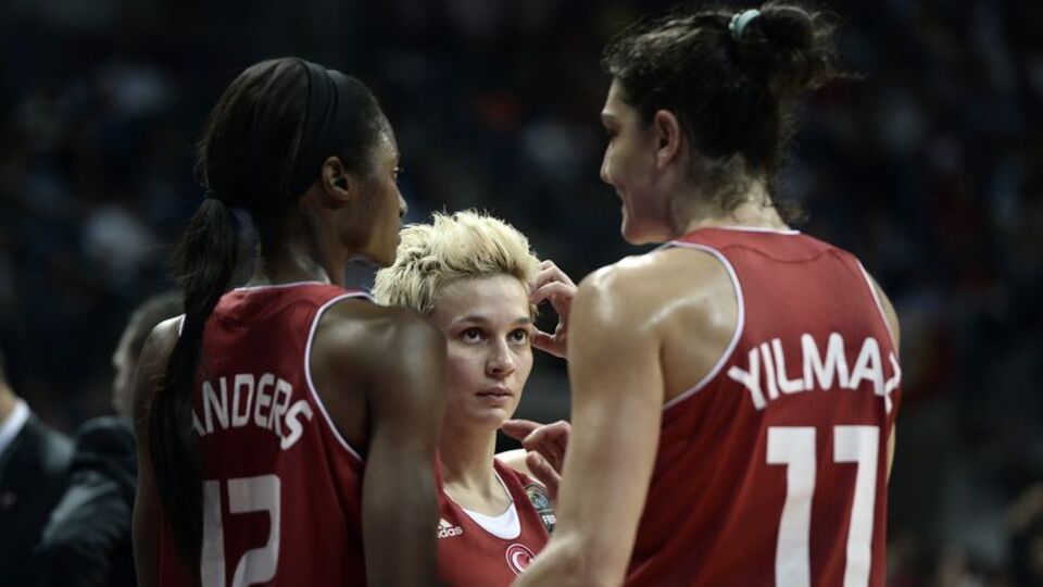 Nevriye Yılmaz ve Lara Sanders "en iyi 5"te!