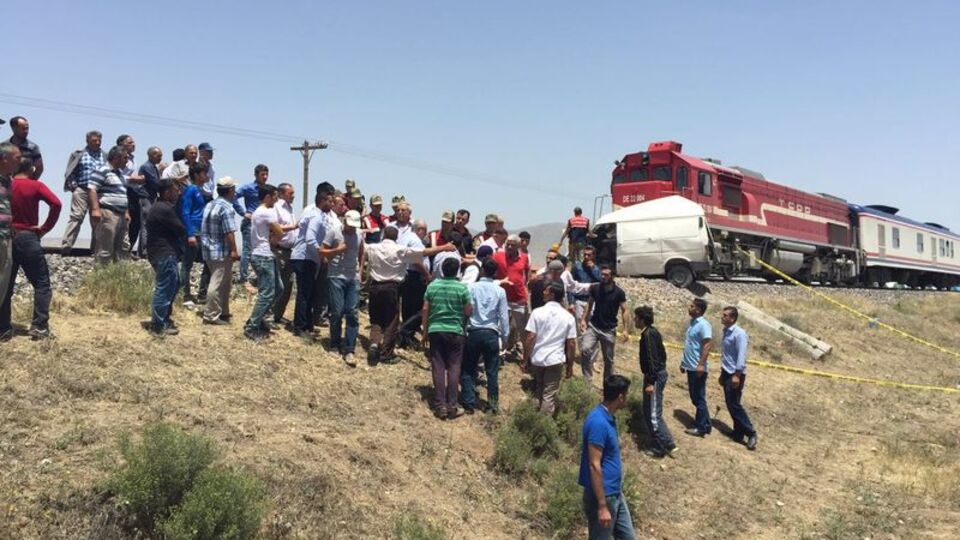 Tren ve minibüs birbirine girdi: 9 ölü!
