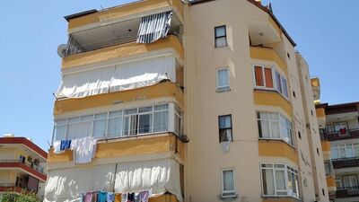 4'üncü kattan düşen 2 yaşındaki kız tente sayesinde kurtuldu