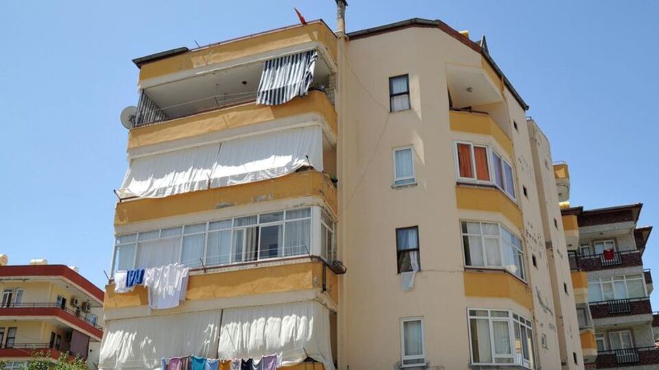 4'üncü kattan düşen 2 yaşındaki kız tente sayesinde kurtuldu