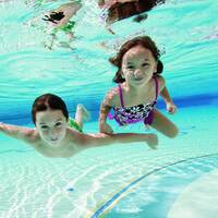 2 yaşından önce havuza sokmayın!