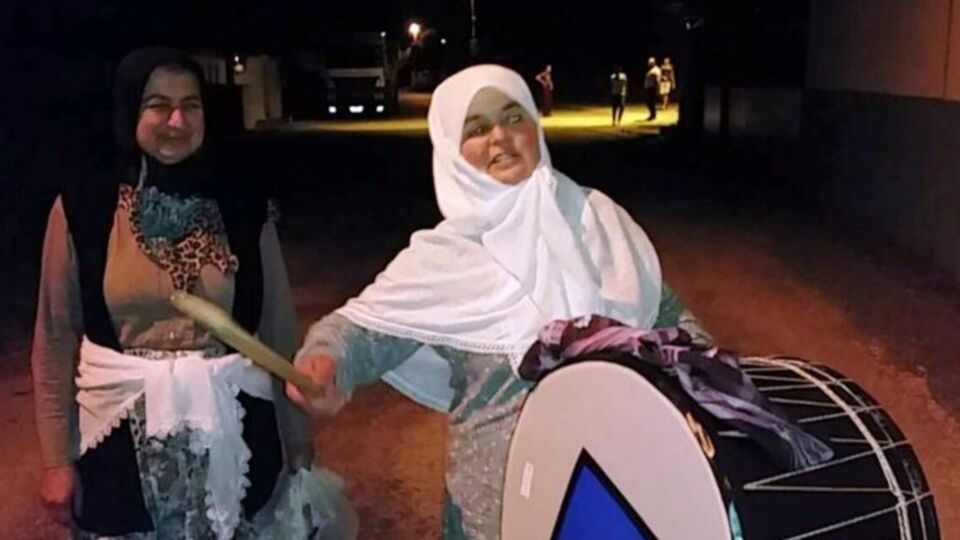 O köyde ramazan davulcusu bir kadın!