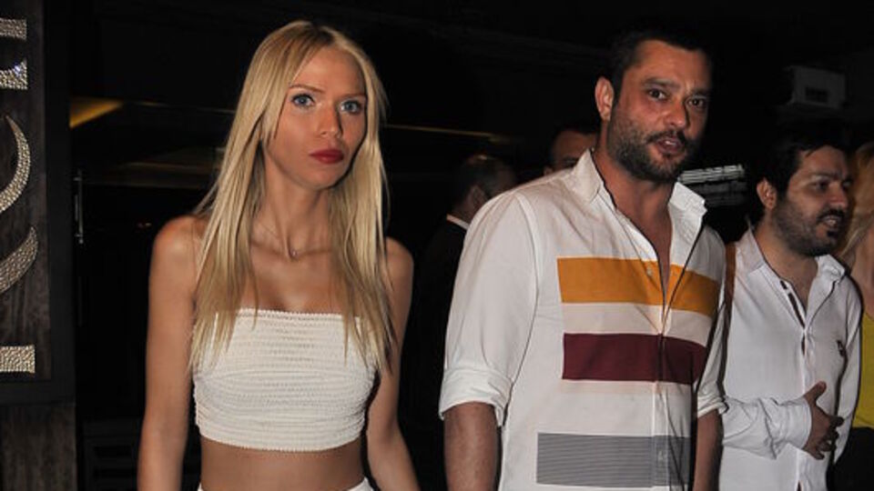 Sevgililer el ele
