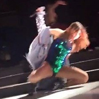 Ünlü şarkıcı sahneden düştü