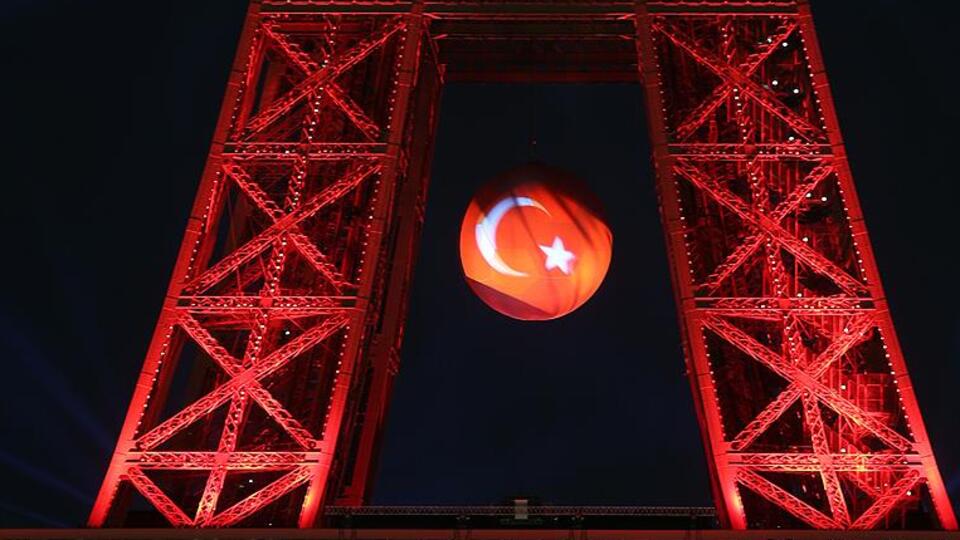 Eyfel Kulesi yeniden kırmızı beyaz