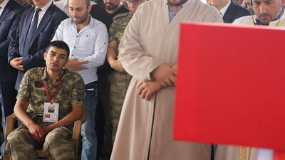 Askeri kamuflaj giyerek uğurladı