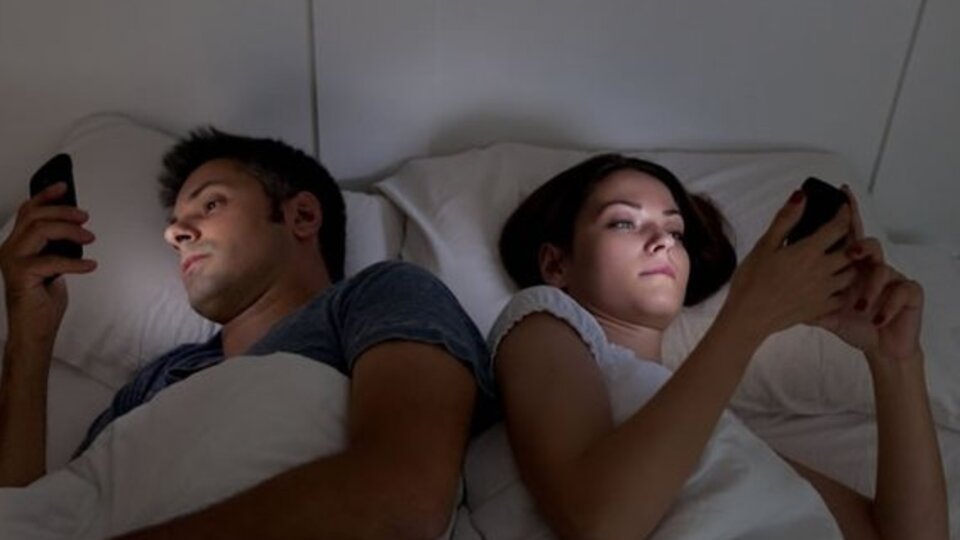 Karanlıkta telefon kullananlara kötü haber!