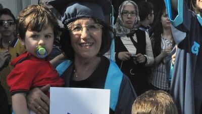 62 yaşında okuduğu üniversiteyi ikinci olarak bitirdi