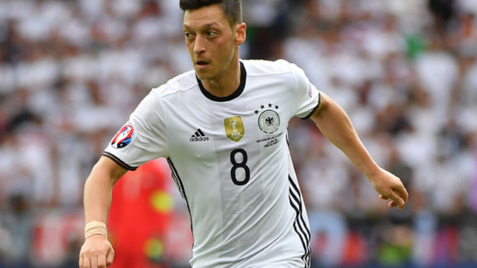 Mesut Özil'den yoksul çocuklara yardım