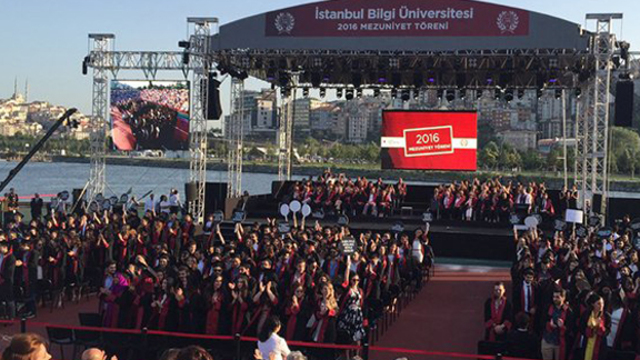 Bilgi Üniversitesi'nde de öğrenciler rektöre sırtını döndü