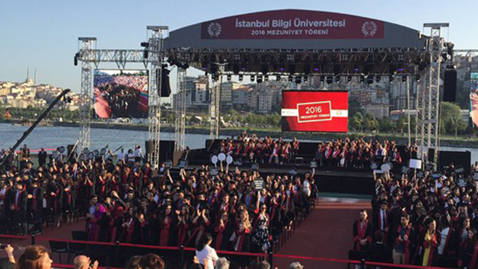 Bilgi Üniversitesi'nde de öğrenciler rektöre sırtını döndü