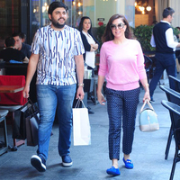 Eşini hediyeye boğuyor