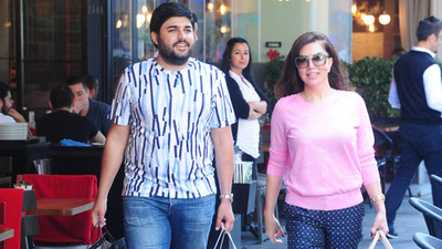 Eşini hediyeye boğuyor