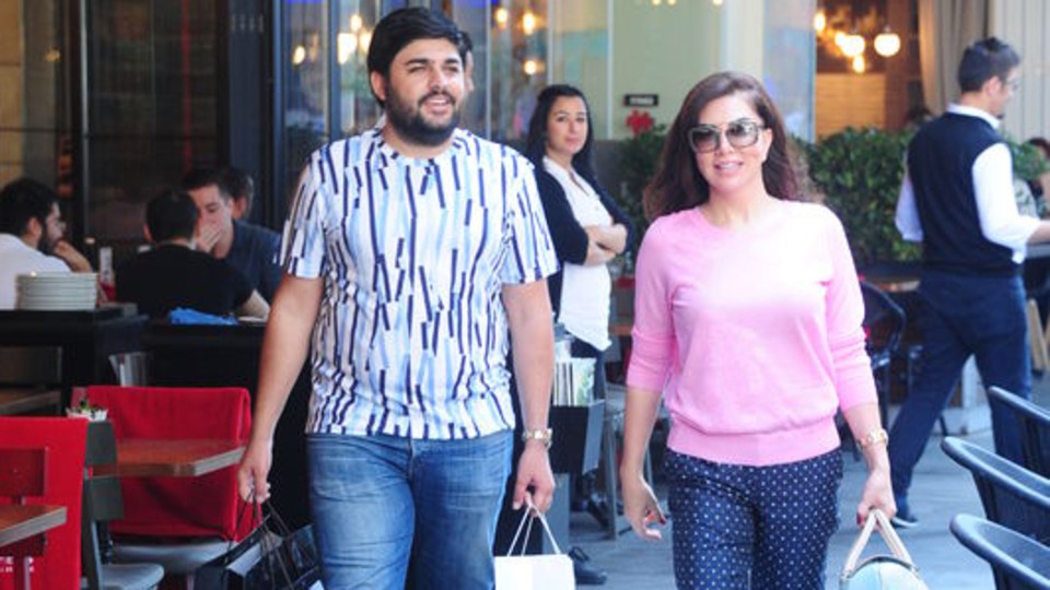 Eşini hediyeye boğuyor