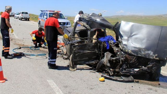 TIR ile otomobil çarpıştı! 2 günlük bebek yola savruldu