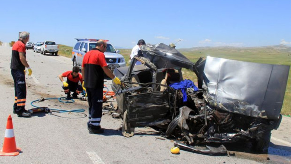 TIR ile otomobil çarpıştı! 2 günlük bebek yola savruldu