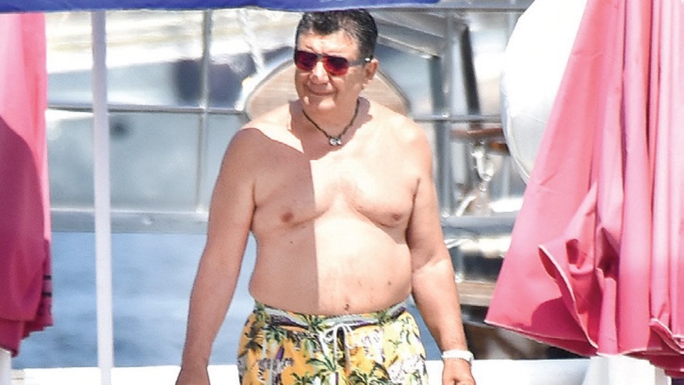 Eşi İstanbul'da kendi tatilde