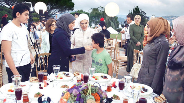 Huber Köşkü'nün iftardaki konukları sığınmacılardı